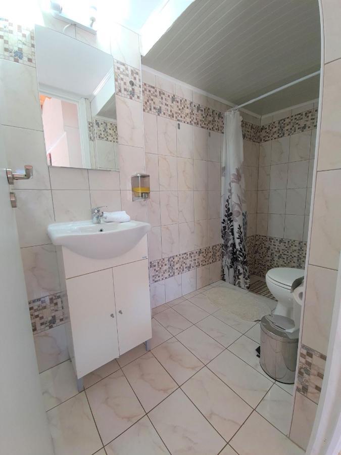 G-George Apartments By The Sea And Airport Liádha Esterno foto