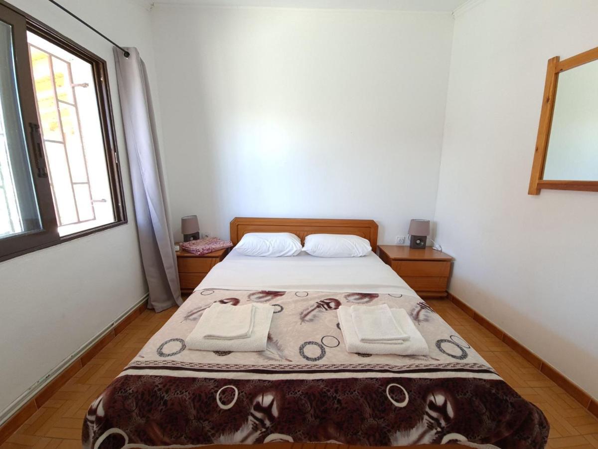 G-George Apartments By The Sea And Airport Liádha Esterno foto