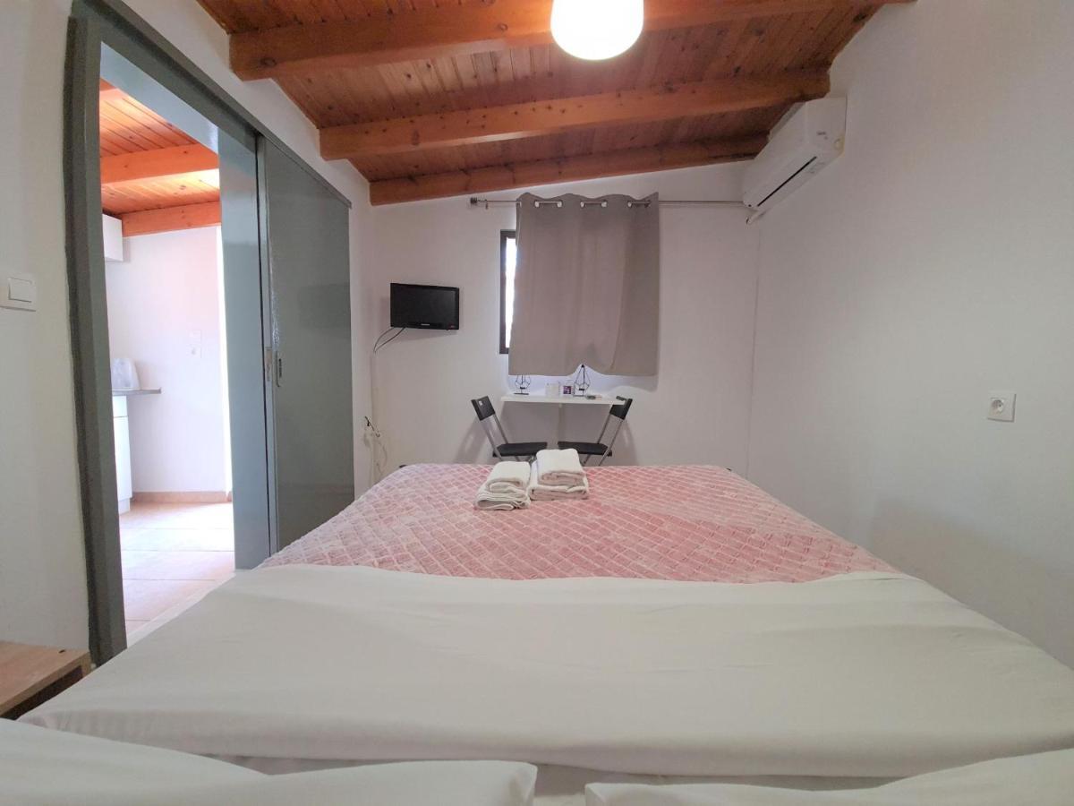 G-George Apartments By The Sea And Airport Liádha Esterno foto