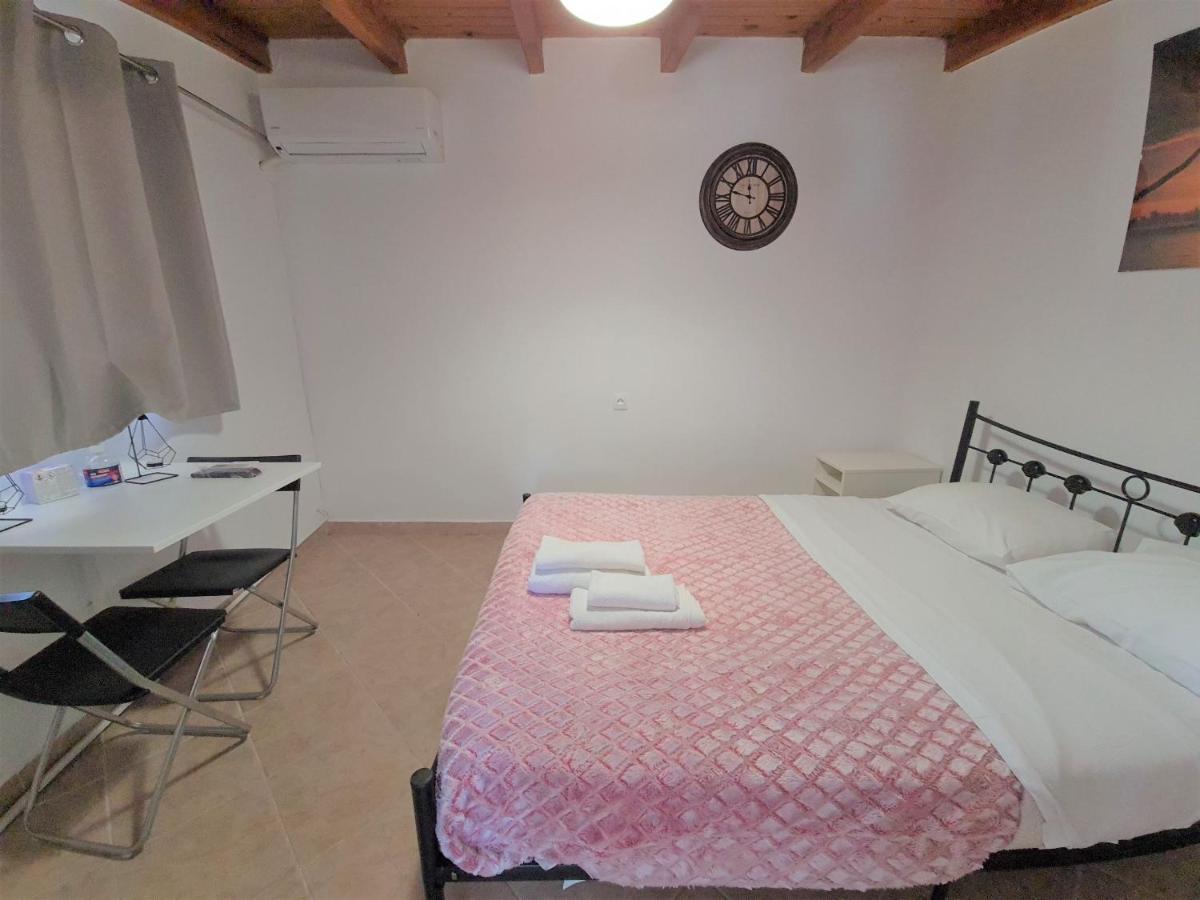 G-George Apartments By The Sea And Airport Liádha Esterno foto
