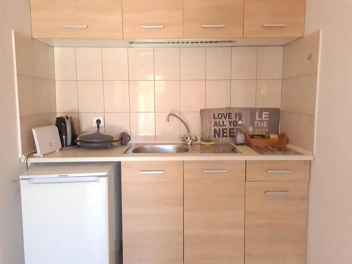 G-George Apartments By The Sea And Airport Liádha Esterno foto