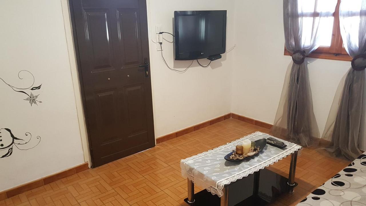 G-George Apartments By The Sea And Airport Liádha Esterno foto
