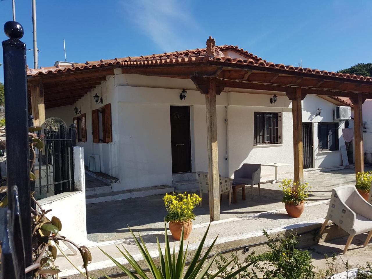 G-George Apartments By The Sea And Airport Liádha Esterno foto