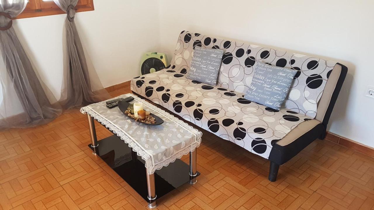 G-George Apartments By The Sea And Airport Liádha Esterno foto